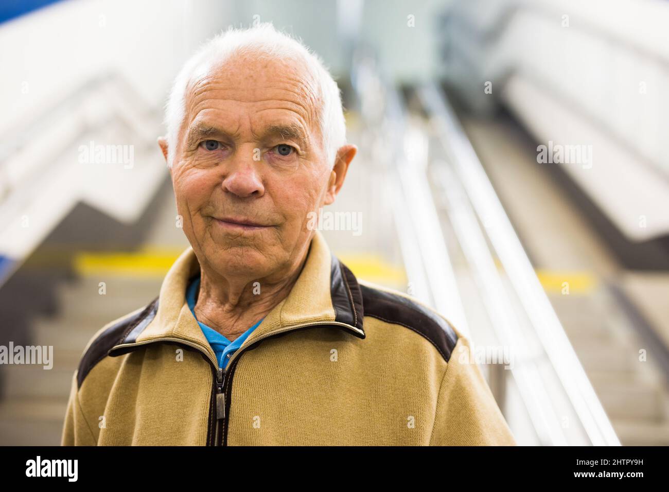 L'uomo anziano è in piedi sulla piattaforma e in attesa di treno in metropolitana Foto Stock