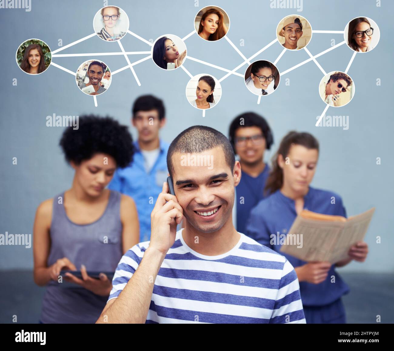 Un colpo di un uomo che parla al telefono con tutti i suoi contatti in piedi sullo sfondo. Tutti i contenuti dello schermo sono progettati da noi e non sono protetti da copyright Foto Stock