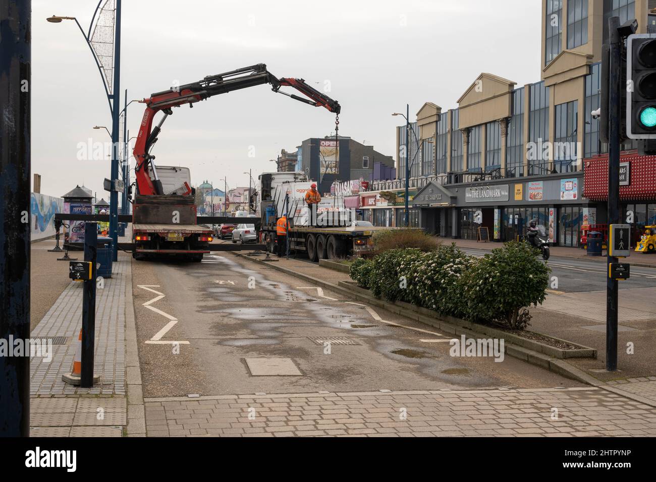 MRA trasporto camion consegna prodotti con gru sulla sfilata marina Great Yarmouth Norfolk Foto Stock