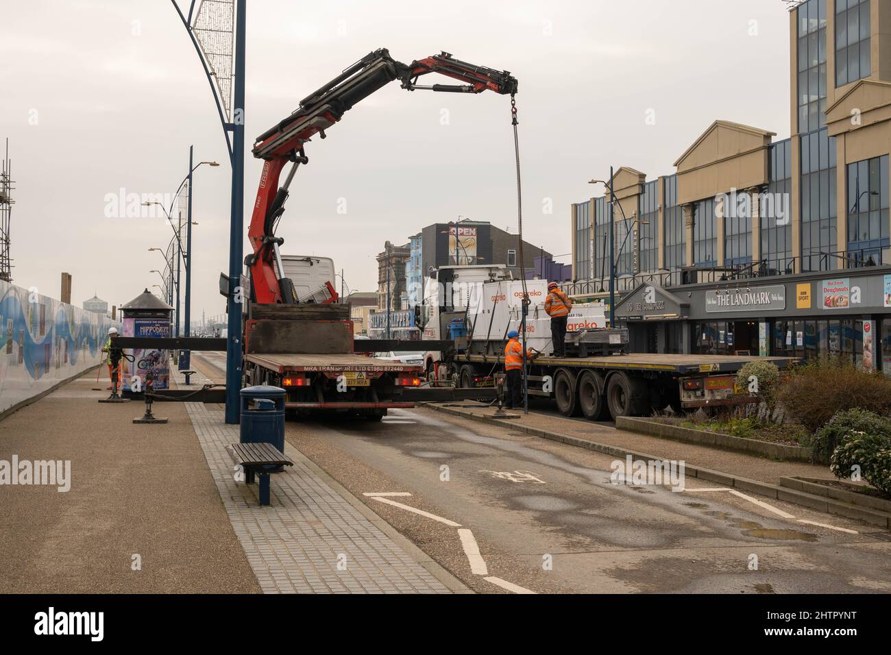 MRA trasporto camion consegna prodotti con gru sulla sfilata marina Great Yarmouth Norfolk Foto Stock