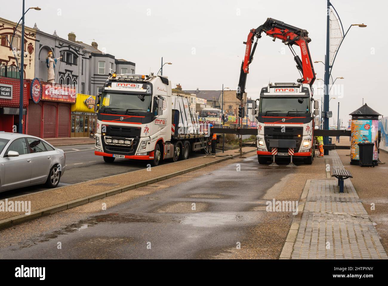 MRA trasporto camion consegna prodotti con gru sulla sfilata marina Great Yarmouth Norfolk Foto Stock