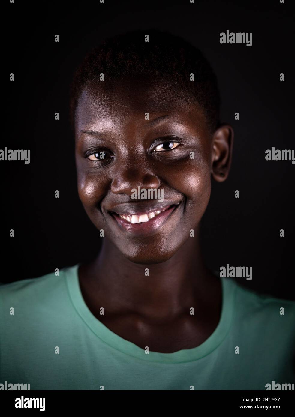 Viso di bellezza. Ritratto donna nera sorridente. Bella candida faccia reale African American ragazza foto di alta qualità Foto Stock