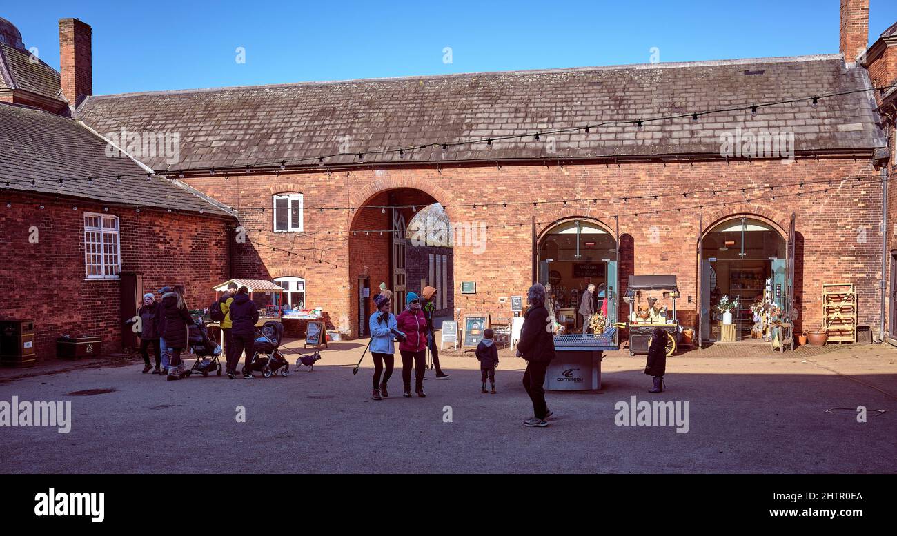 Cortile centrale con bancarelle presso Wollaton Hall e Deer Park Foto Stock