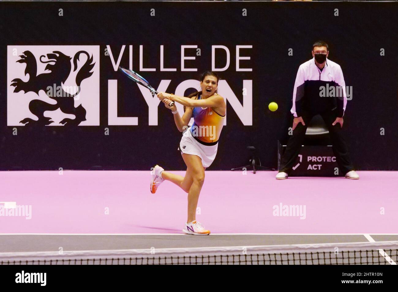 Lione, Francia. 01st Mar 2022. Sorana Cirstea (ROM) in azione contro Mariam Bolkvadze (GEO) durante l'Open 6eme Sens, Metropole de Lyon 2022, WTA 250 torneo di tennis il 1 marzo 28, 2022 al Palais des Sports de Gerland di Lione, Francia - Foto: Patrick Cannaux/DPPI/LiveMedia Credit: Independent Photo Agency/Alamy Live News Foto Stock