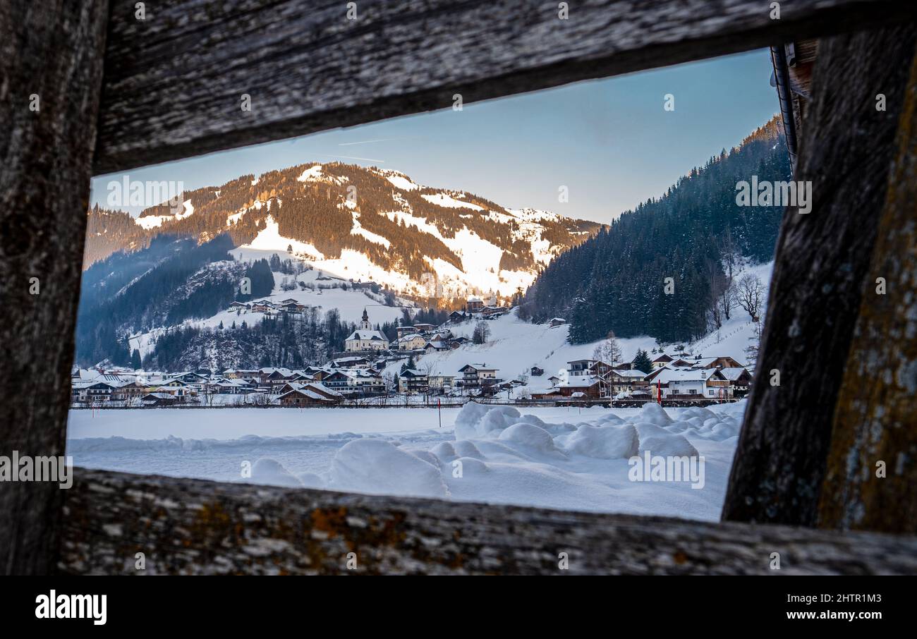 Cartolina, concetto di idea di calandra, recinzione in legno cornice intorno a un paesaggio invernale nevoso foto di Grossarlberg nella regione sciistica Salisburgo Alpi Austria Foto Stock