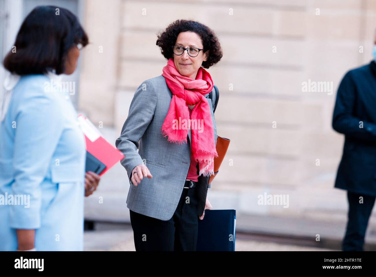 Emmanuelle Wargon, Ministro dell'edilizia abitativa. Uscita dal Consiglio dei Ministri al Palazzo Elysee, 02nd marzo 2022 a Parigi, Francia. Foto di Christophe Michel / ABACAPRESS.COM Foto Stock