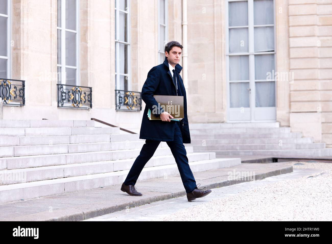 Portavoce del governo Gabriel Attal. Uscita dal Consiglio dei Ministri al Palazzo Elysee, 02nd marzo 2022 a Parigi, Francia. Foto di Christophe Michel / ABACAPRESS.COM Foto Stock
