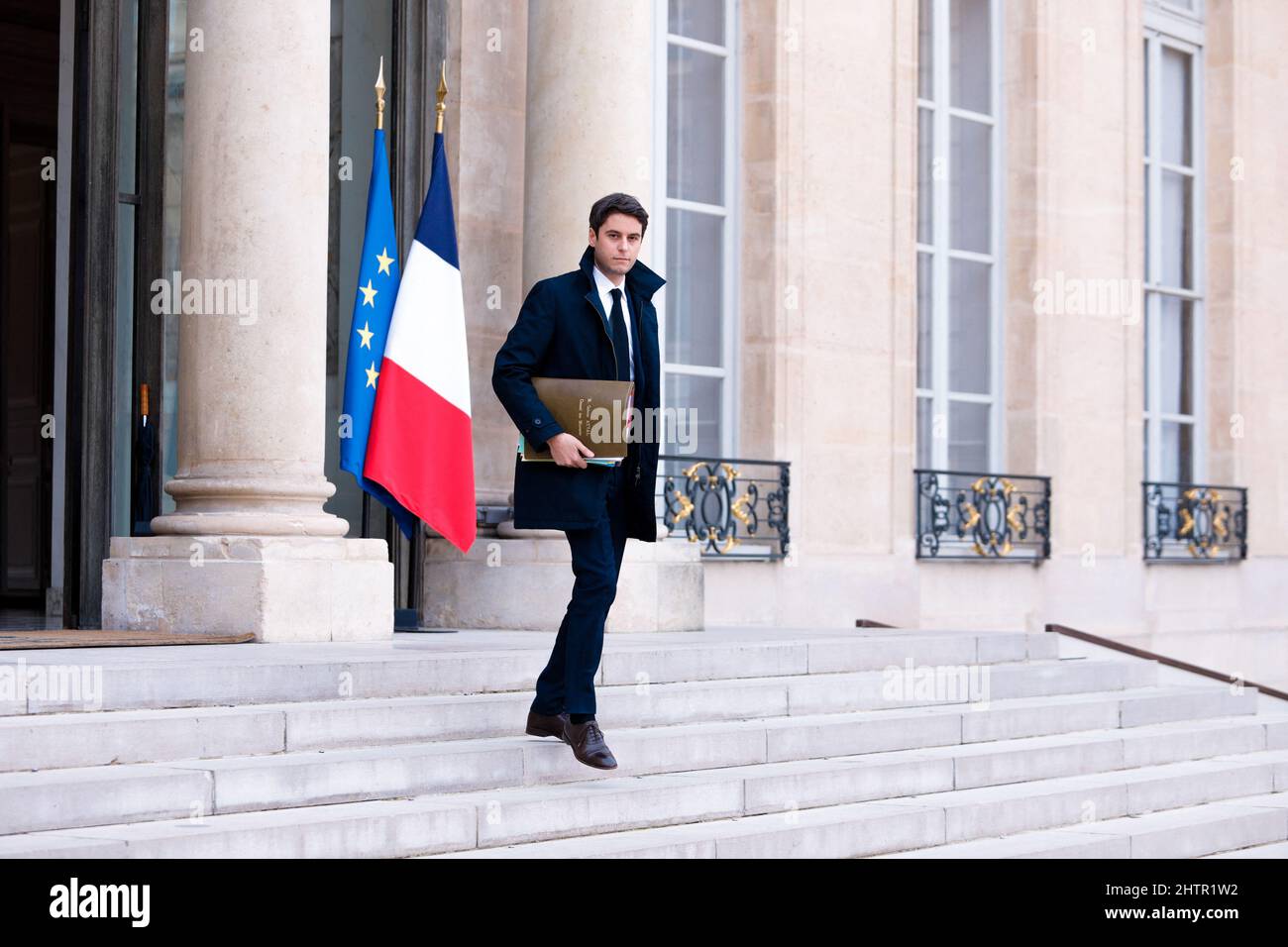 Portavoce del governo Gabriel Attal. Uscita dal Consiglio dei Ministri al Palazzo Elysee, 02nd marzo 2022 a Parigi, Francia. Foto di Christophe Michel / ABACAPRESS.COM Foto Stock