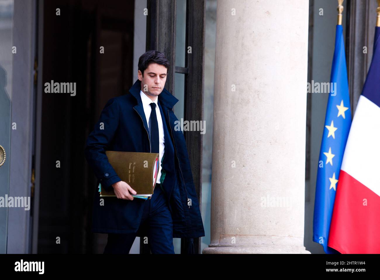 Portavoce del governo Gabriel Attal. Uscita dal Consiglio dei Ministri al Palazzo Elysee, 02nd marzo 2022 a Parigi, Francia. Foto di Christophe Michel / ABACAPRESS.COM Foto Stock