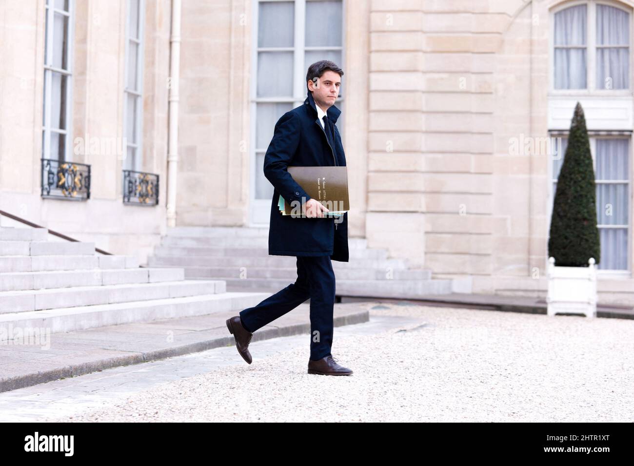 Portavoce del governo Gabriel Attal. Uscita dal Consiglio dei Ministri al Palazzo Elysee, 02nd marzo 2022 a Parigi, Francia. Foto di Christophe Michel / ABACAPRESS.COM Foto Stock