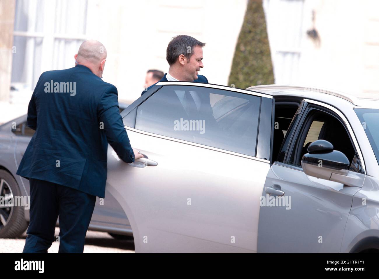Olivier Veran, Ministro della solidarietà e della Salute. Uscita dal Consiglio dei Ministri al Palazzo Elysee, 02nd marzo 2022 a Parigi, Francia. Foto di Christophe Michel / ABACAPRESS.COM Foto Stock