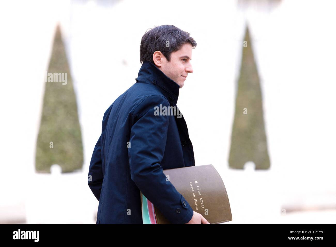 Portavoce del governo Gabriel Attal. Uscita dal Consiglio dei Ministri al Palazzo Elysee, 02nd marzo 2022 a Parigi, Francia. Foto di Christophe Michel / ABACAPRESS.COM Foto Stock