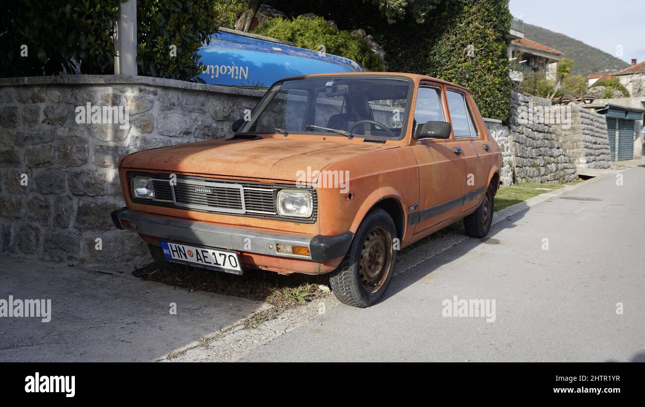 Vecchia auto zastava arrugginita Foto Stock