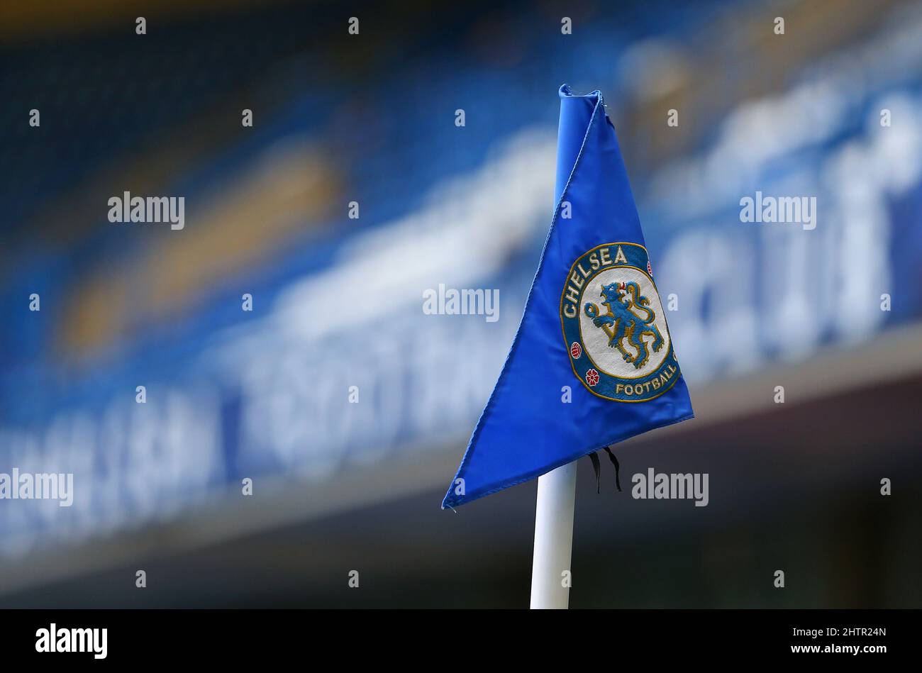 Il fieno d'angolo di Chelsea con il distintivo di club visto prima della partita della Barclays Premier League tra Chelsea e Manchester United allo Stamford Bridge di Londra. Febbraio 7, 2016. James Boardman / Telefoto Images +44 7967 642437 Foto Stock