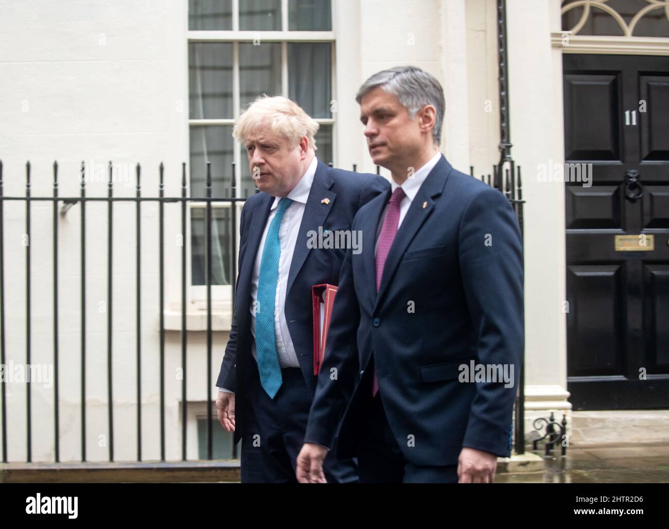 LONDRA, 02 2022 MARZO, il primo ministro Boris Johnson e l'ambasciatore ucraino Vadym Prystaiko lasciano il 10 Downing Street per PMQ alla Camera dei Comuni. Credit: Lucy North/Alamy Live News Foto Stock