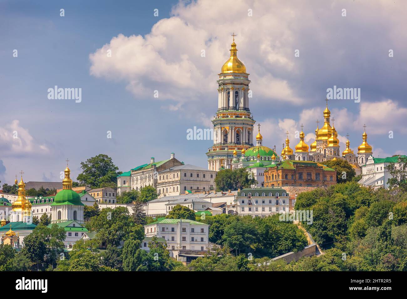 Vista sulla Lavra di Kyiv Pechersk, il Campanile di Lavra Grande e gli edifici monastici correlati, Kyiv. Ucraina Foto Stock