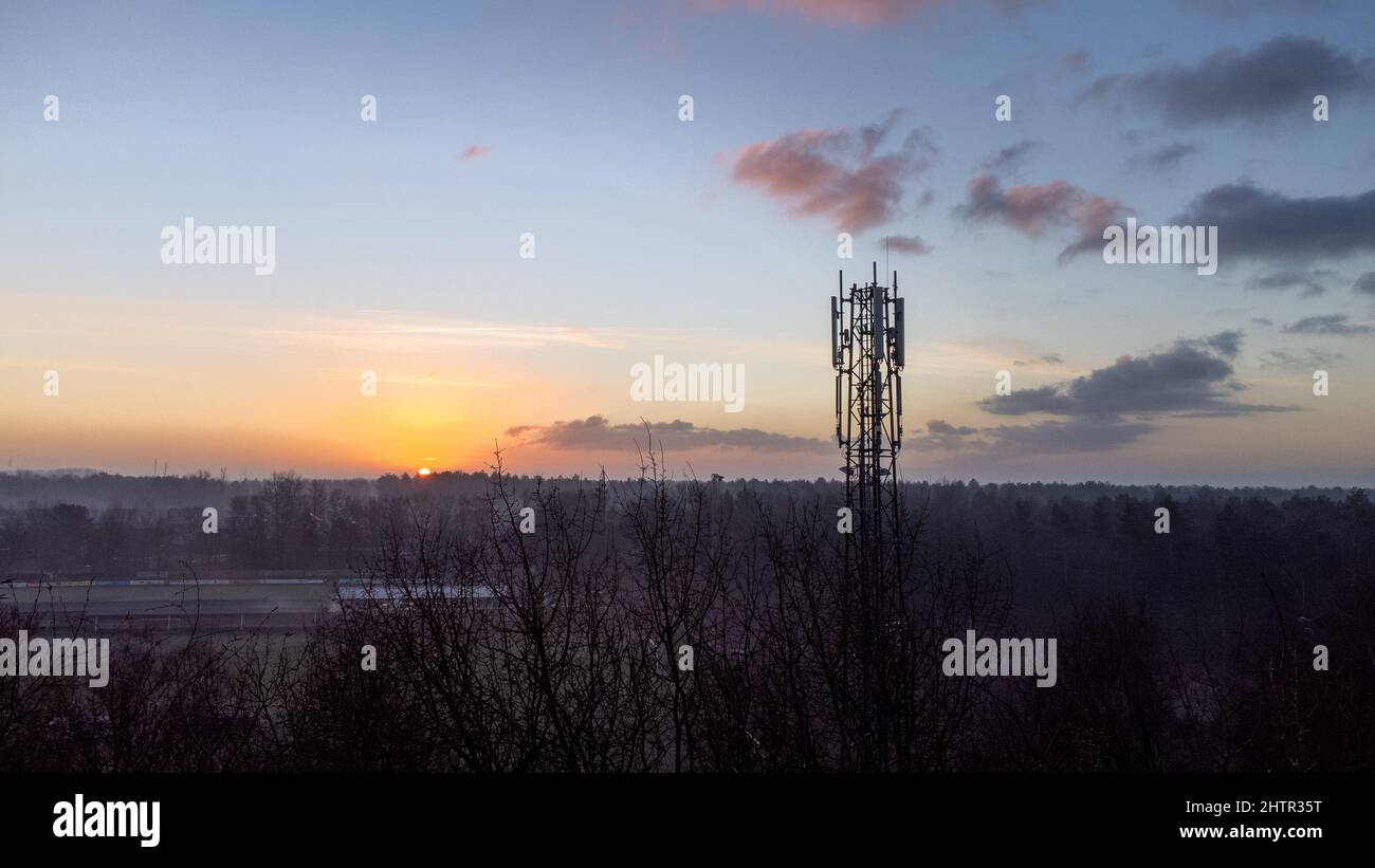 silhouette satellite parabola torre rete di telecomunicazioni al tramonto tecnologia di comunicazione rete. Foto di alta qualità Foto Stock