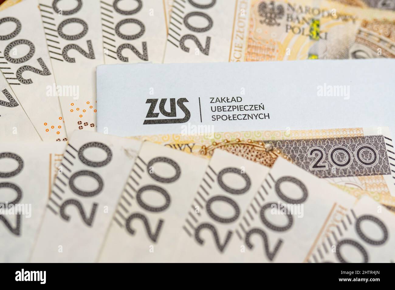 Fotografia editoriale illustrativa di Zakład Ubezpieczeń Społecznych ZUS - concetto di Ufficio nazionale delle assicurazioni e delle pensioni polacco. Foto Stock