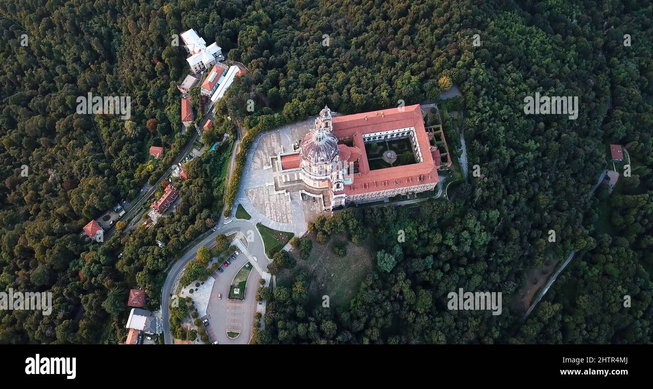 Fotografia aerea con droni della Basilica Superga a Torino, Italia, Europa. Foto Stock