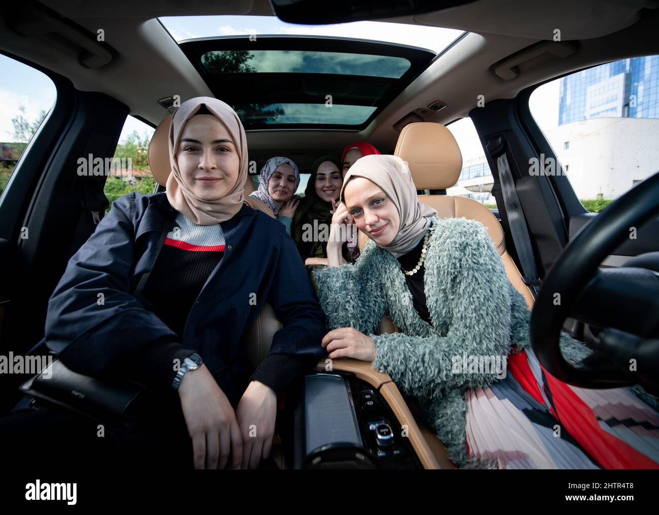 Le amiche musulmane si divertano in viaggio in auto in vacanza. Foto di alta qualità Foto Stock