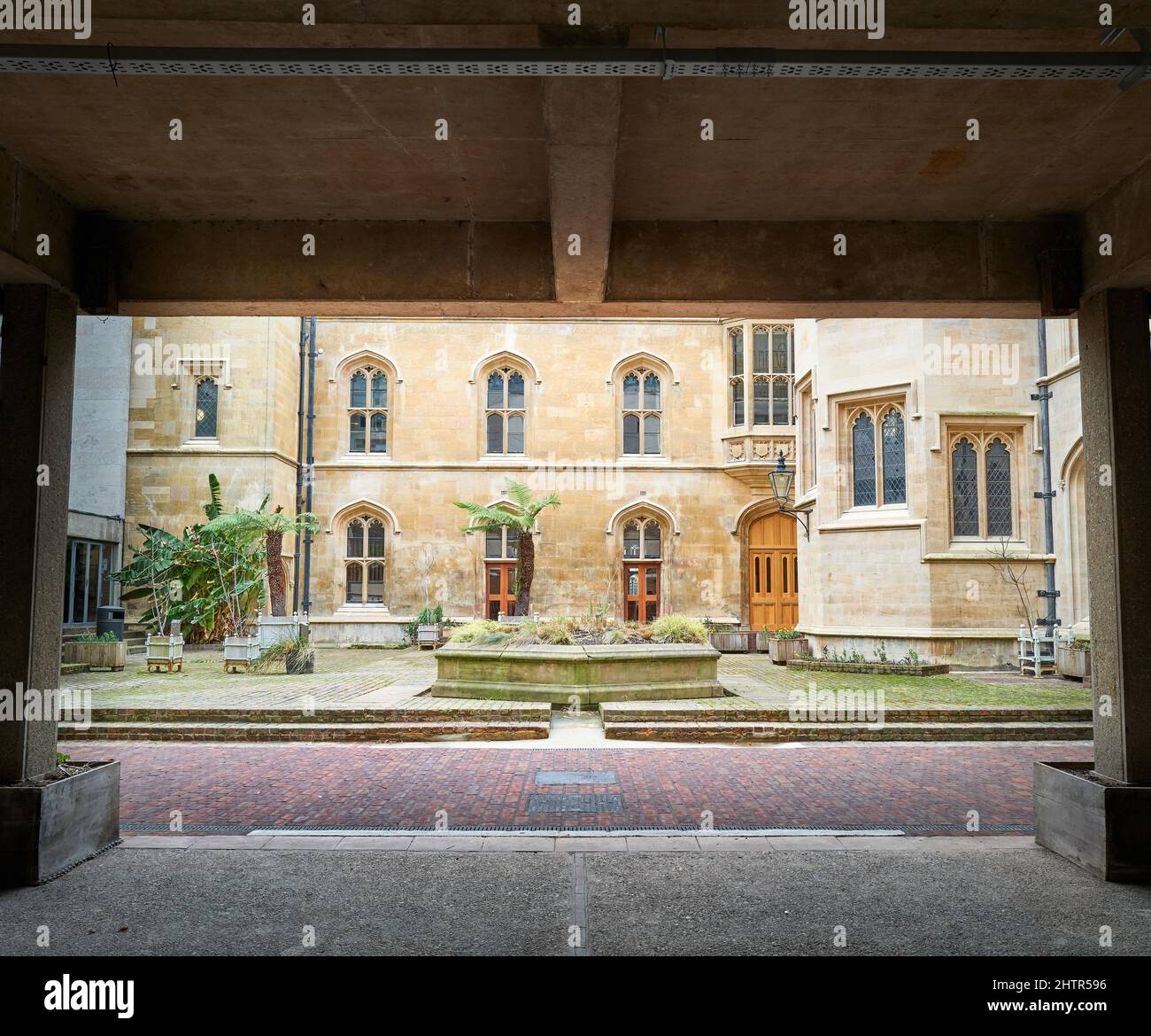 Empty café Courtyard, King's College, Università di Cambridge, Inghilterra. Foto Stock