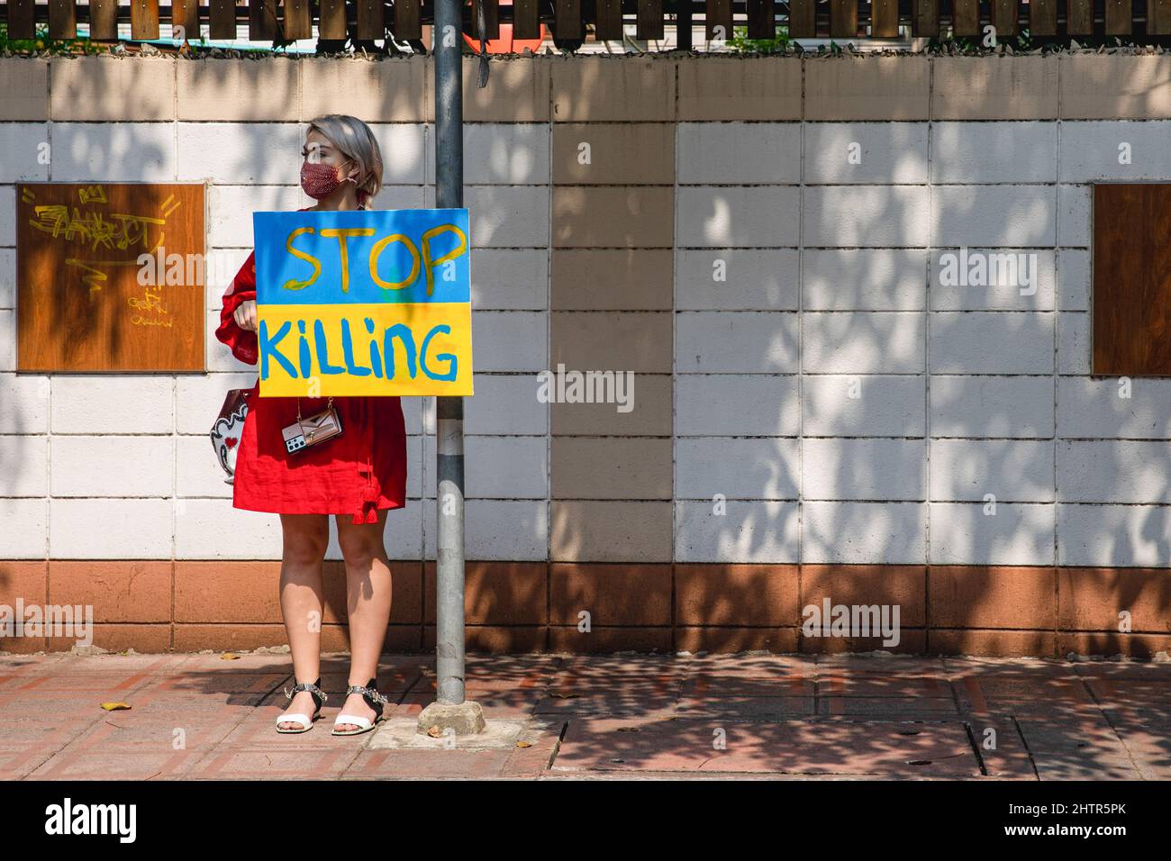 Bangkok, Tailandia. 02nd Mar 2022. Un manifestante tiene un cartello durante una manifestazione contro l'attacco russo all'Ucraina di fronte all'ambasciata russa a Bangkok. (Foto di Varuth Pongsapipatt/SOPA Images/Sipa USA) Credit: Sipa USA/Alamy Live News Foto Stock