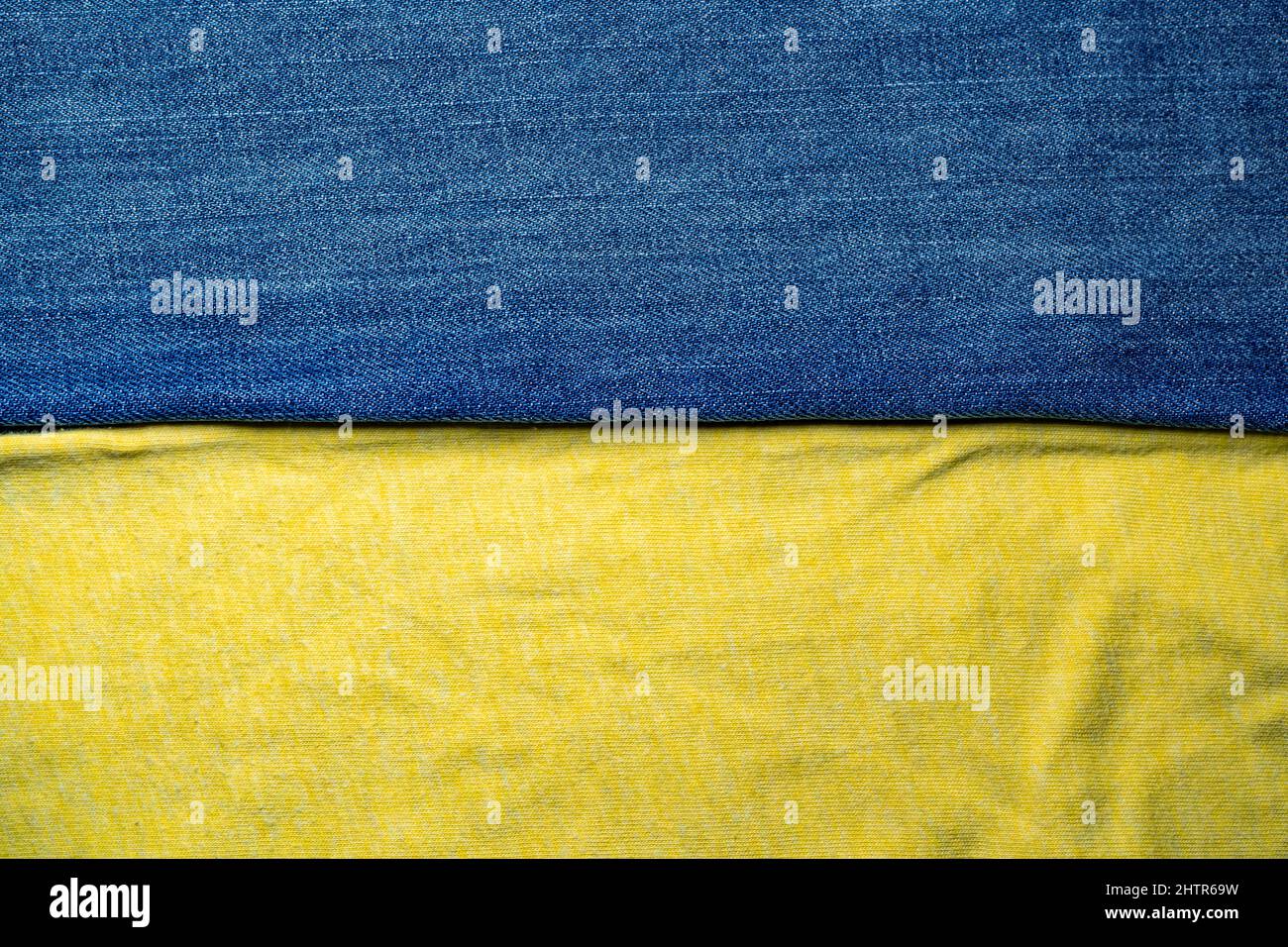 Bandiera Ucraina di jeans blu e cotone giallo Foto Stock