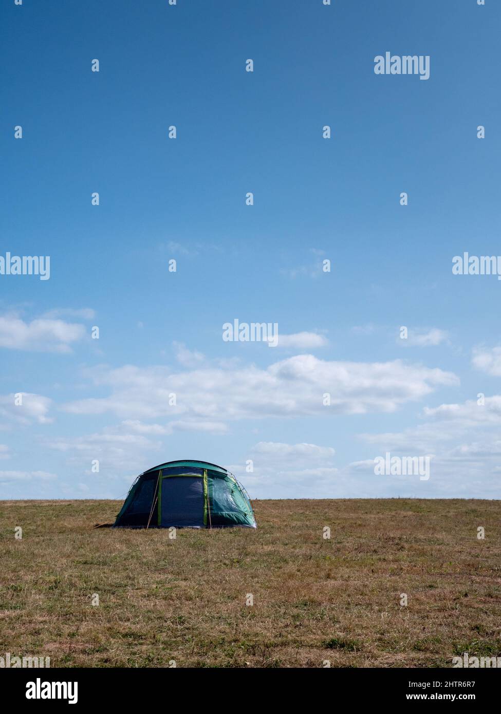 Un camper parcheggiato in cima a una scogliera a Porthcothan Bay Cornwall Regno Unito con vista sul mare in estate. Foto Stock