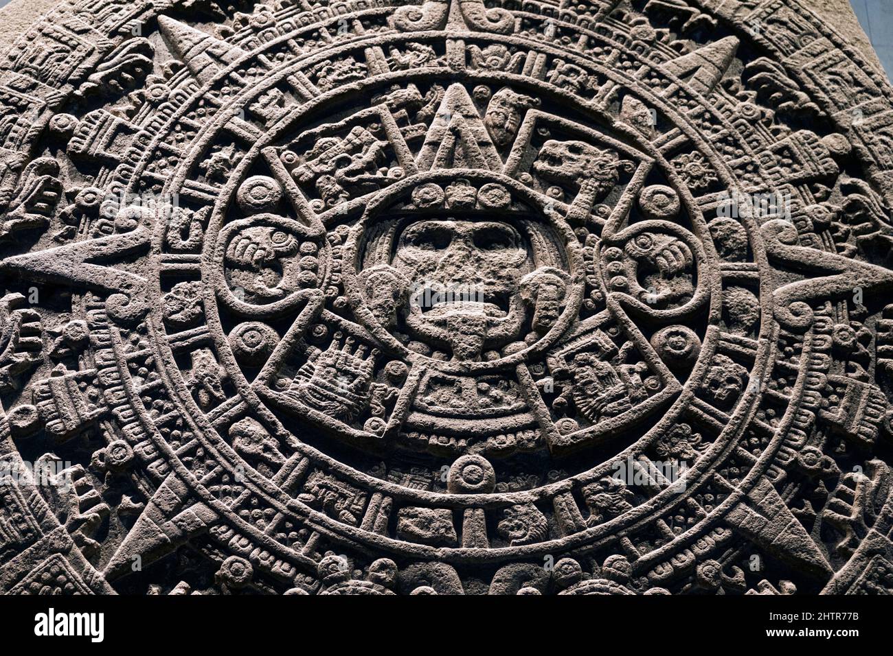 Messico, Città del Messico, la pietra del sole azteca (in spagnolo: Piedra del Sol) è una scultura messica tardo post-classica ospitata nel Museo Nazionale di Antropologia Foto Stock