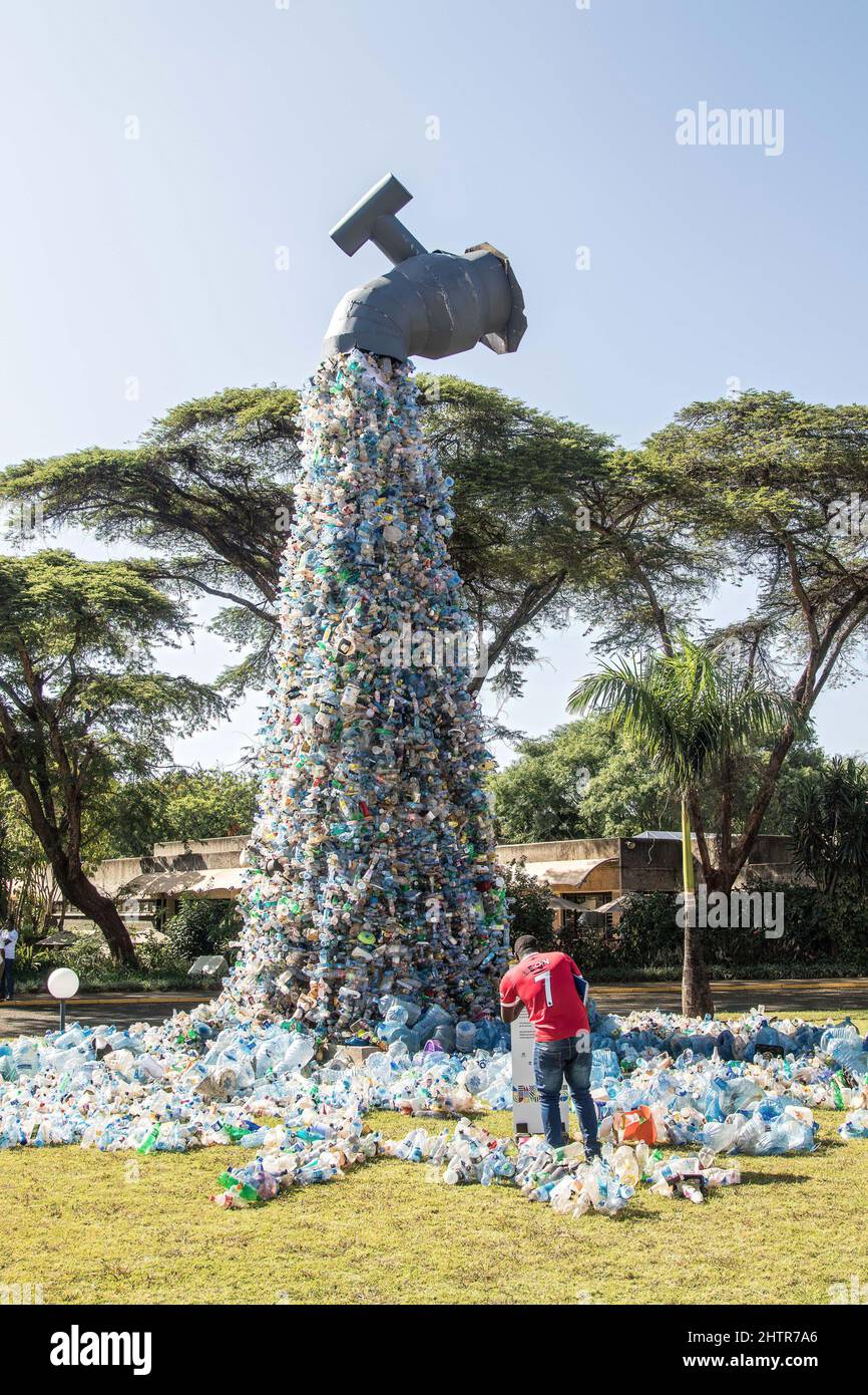 27 febbraio 2022, Nairobi, Kenya: Un uomo visto accanto ad un impianto di rifiuti di plastica da attivista e artista canadese, Benjamin von Wong in mostra al di fuori della sede del programma ambientale delle Nazioni Unite a Nairobi durante la conferenza UNEA ..Assemblea ambientale delle Nazioni Unite il principale organo decisionale ambientale worldÃ­s ha dato il via ieri con le osservazioni di apertura del suo presidente Espen Barth EIDE che ha ribadito per un'azione multilaterale volta a porre fine all'inquinamento plastico. Il Ruanda e il Perù avevano proposto un progetto di risoluzione giuridicamente vincolante con un approccio plastico a ciclo di vita completo. (Credito IMA Foto Stock