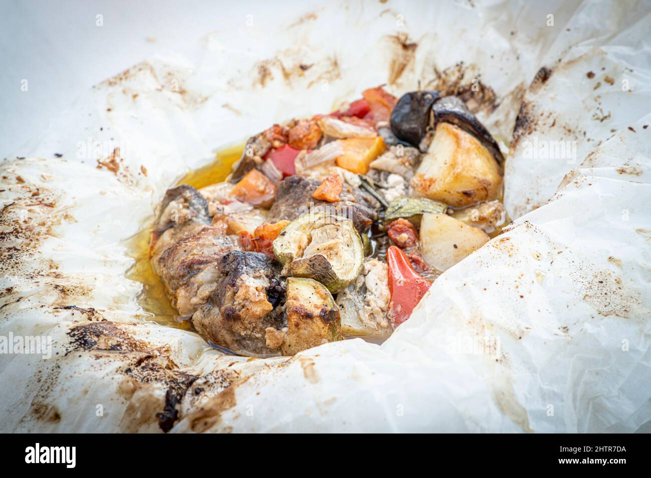 Agnello kleftiko con pomodori, patate ed erbe aromatiche, piatto della cucina greca tradizionale, Creta, Grecia Foto Stock