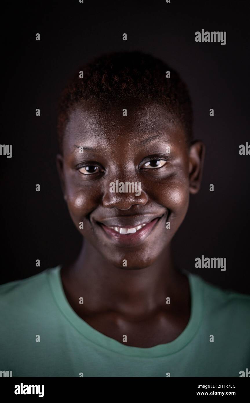 Viso di bellezza. Ritratto donna nera sorridente. Bella candida faccia reale African American ragazza foto di alta qualità Foto Stock