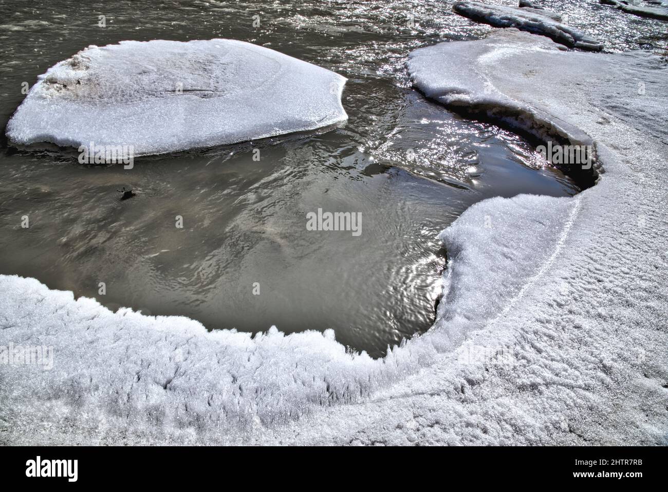 Dettaglio del ghiaccio sulla riva del fiume Foto Stock