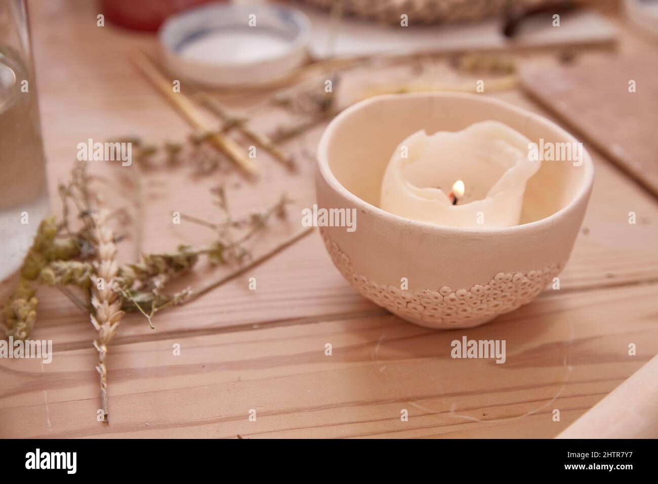 Candeliere in ceramica con candela a legna. Foto Stock