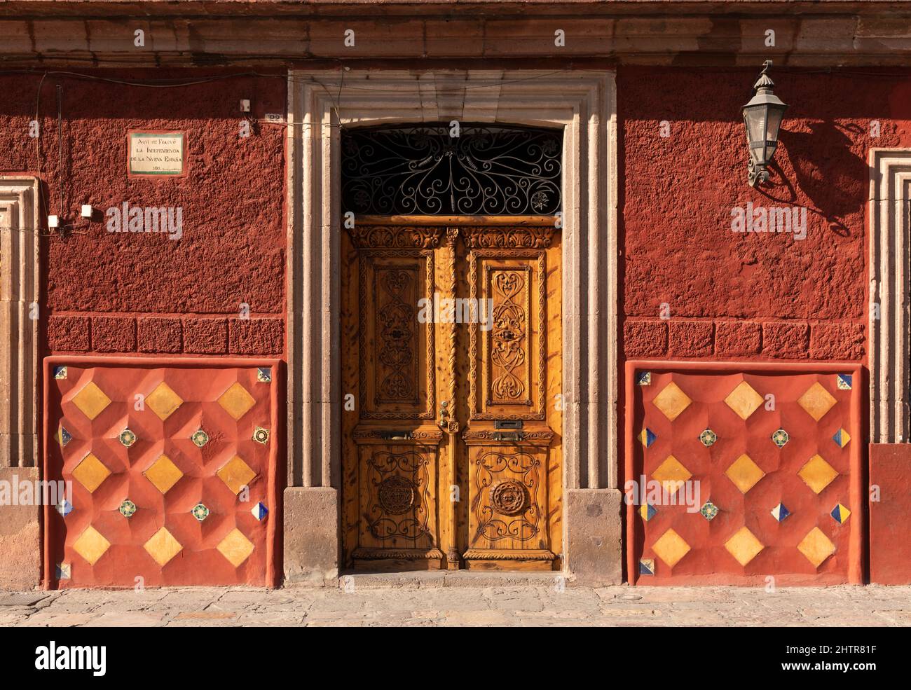 Messico, Stato di Guanajuato, San Miguel de Allende, colorati edifici dell'epoca coloniale spagnola che costeggiano una strada Foto Stock