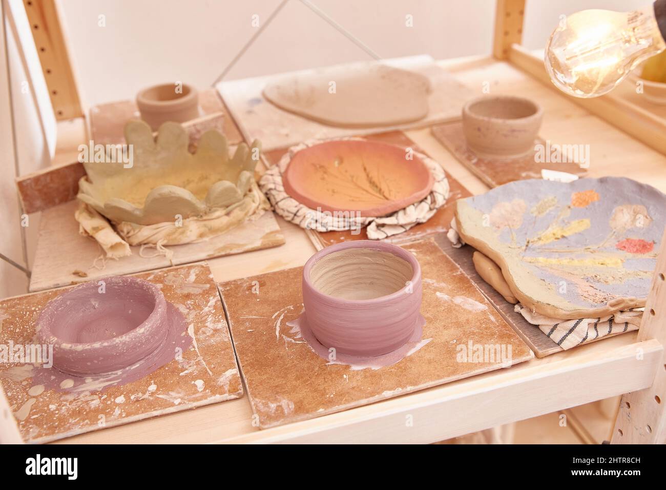 Le ciotole in ceramica sono asciugate sullo stesso pavimento Foto Stock