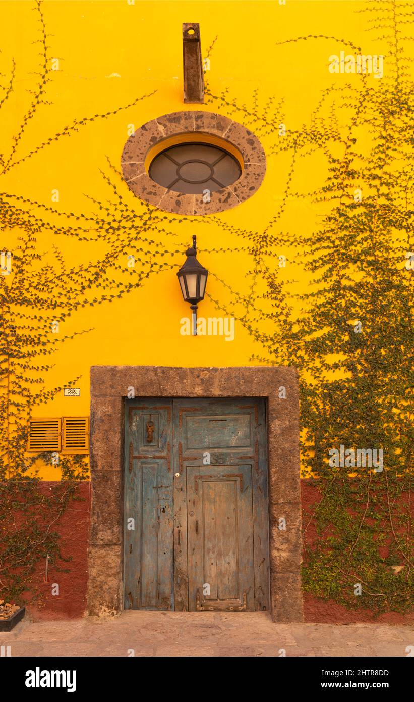 Messico, Stato di Guanajuato, San Miguel de Allende, colorati edifici dell'epoca coloniale spagnola che costeggiano una strada Foto Stock