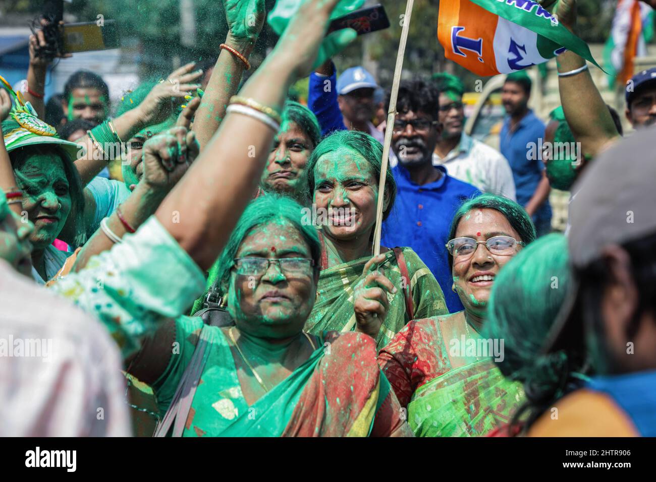 Le donne sostenitori di TMCP (Trinamool Congresso partito) visto coperto di polvere verde, mentre celebrare la loro vittoria nelle elezioni municipali. (Foto di JIT Chattopadhyay / SOPA Images/Sipa USA) Foto Stock