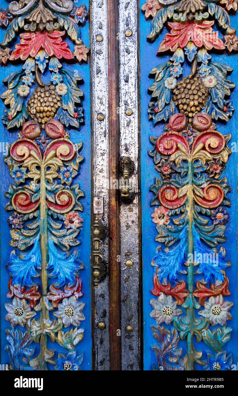 Messico, Stato di Guanajuato, San Miguel de Allende, porta intagliata dipinta Foto Stock