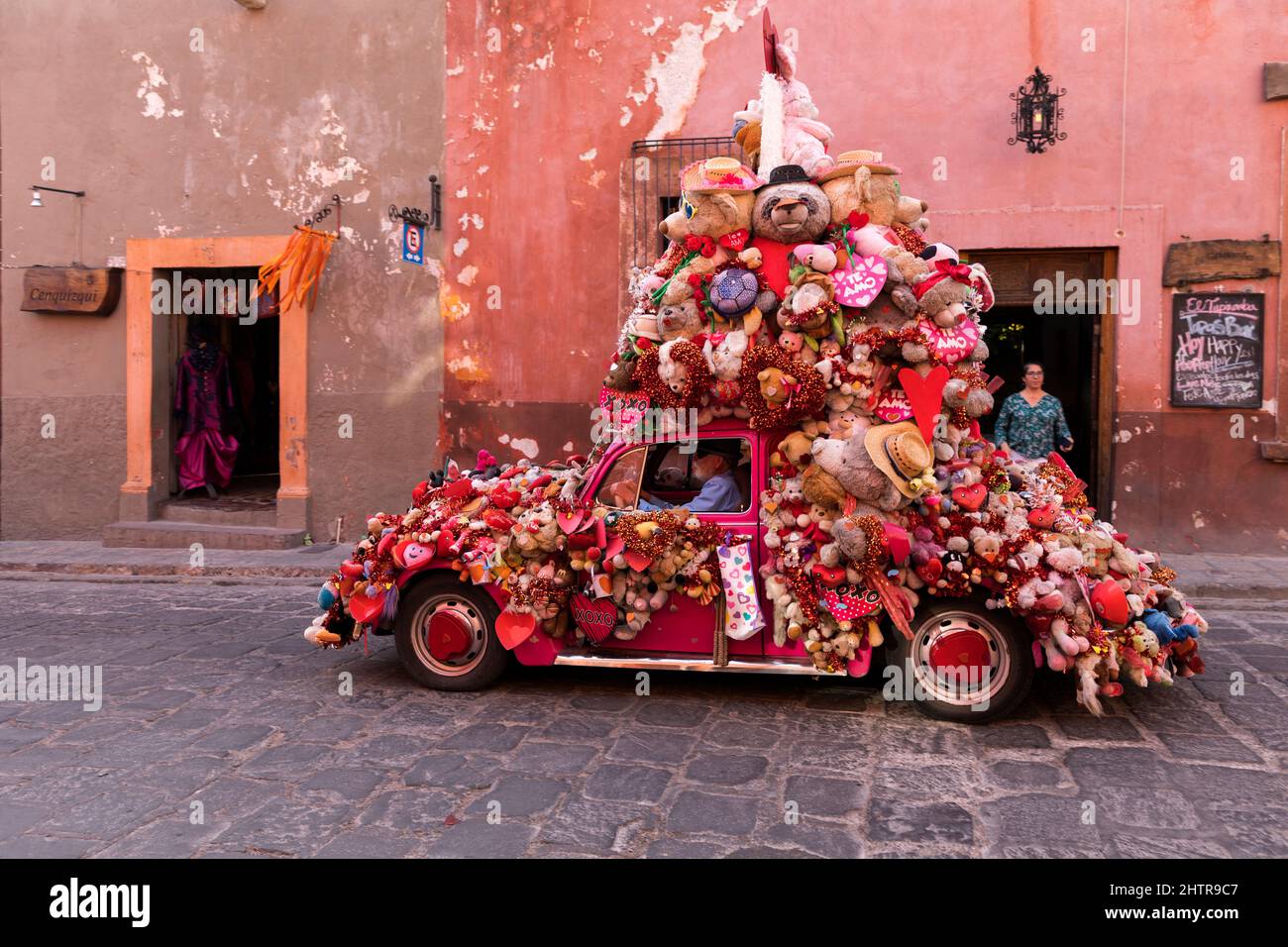 Messico, Guanajuato Stato, San Miguel de Allende, VW bug decorato con giocattoli per bambini Foto Stock