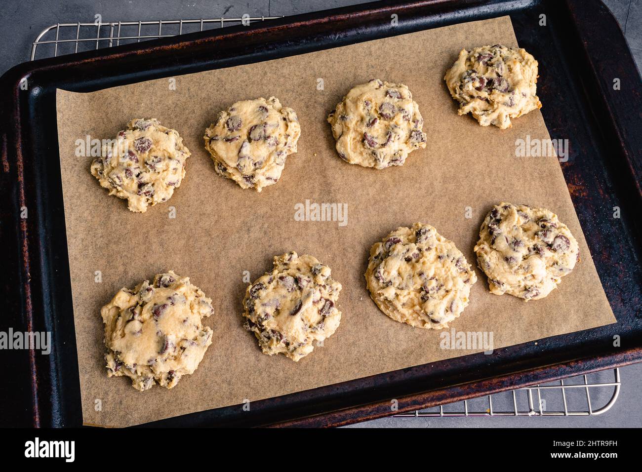 Biscotti con scaglie di cioccolato al formaggio Soft-Batch Cream: Biscotti con scaglie di cioccolato su una teglia rivestita di carta pergamena Foto Stock