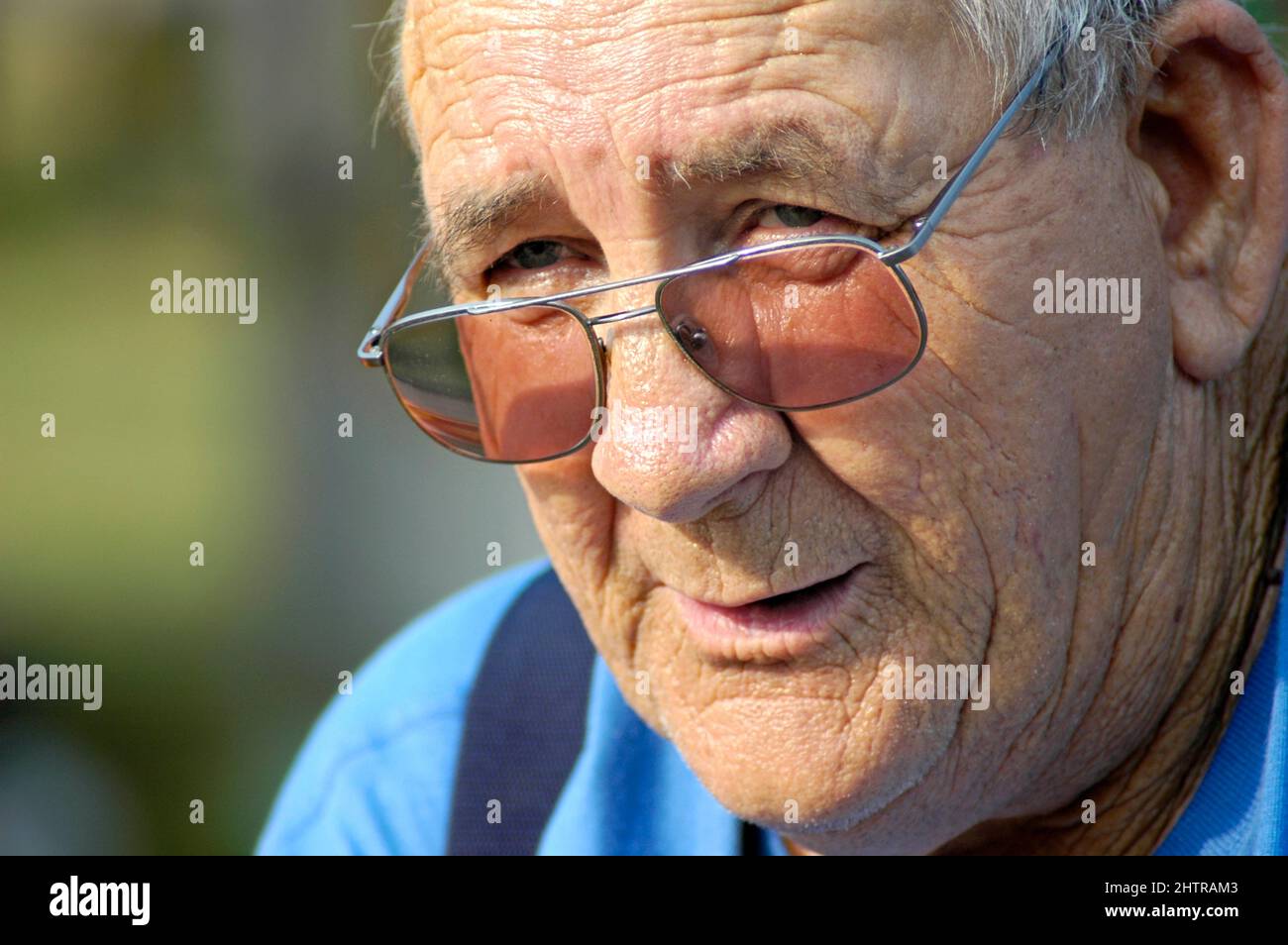 Il Vecchio Uomo con occhiali Foto Stock