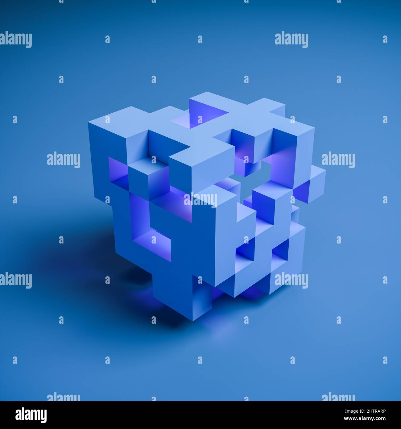 Un cubo astratto costituito da cubi blu con parti mancanti. Una luce rosa all'interno getta macchie colorate sui cubi. Analisi dei dati / conce. Cubo dati Foto Stock