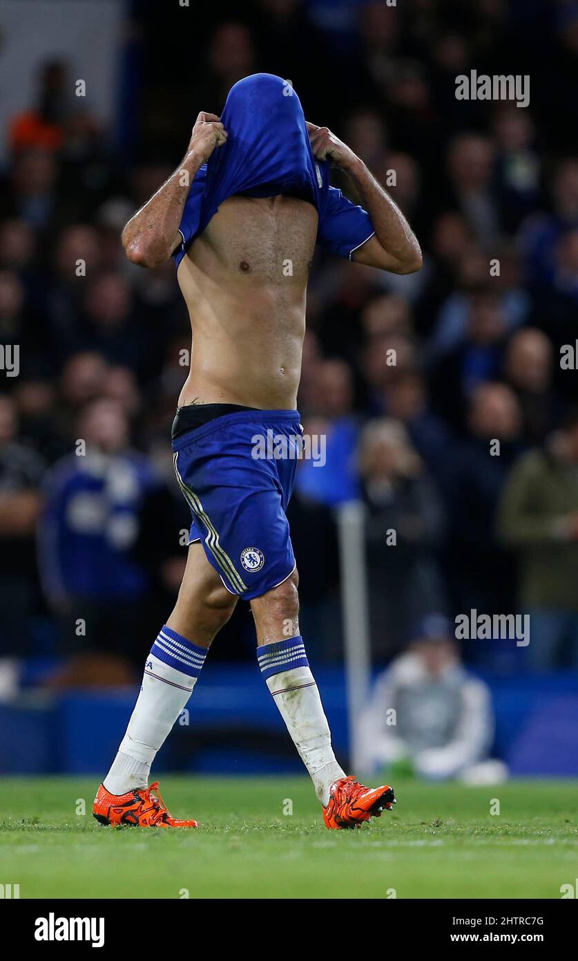 Diego Costa di Chelsea copre la testa con la sua camicia dopo aver perso una chance durante la partita della UEFA Champions League tra Chelsea e il FC Porto allo Stamford Bridge di Londra. Dicembre 9, 2015. James Boardman / Telefoto Images +44 7967 642437 Foto Stock