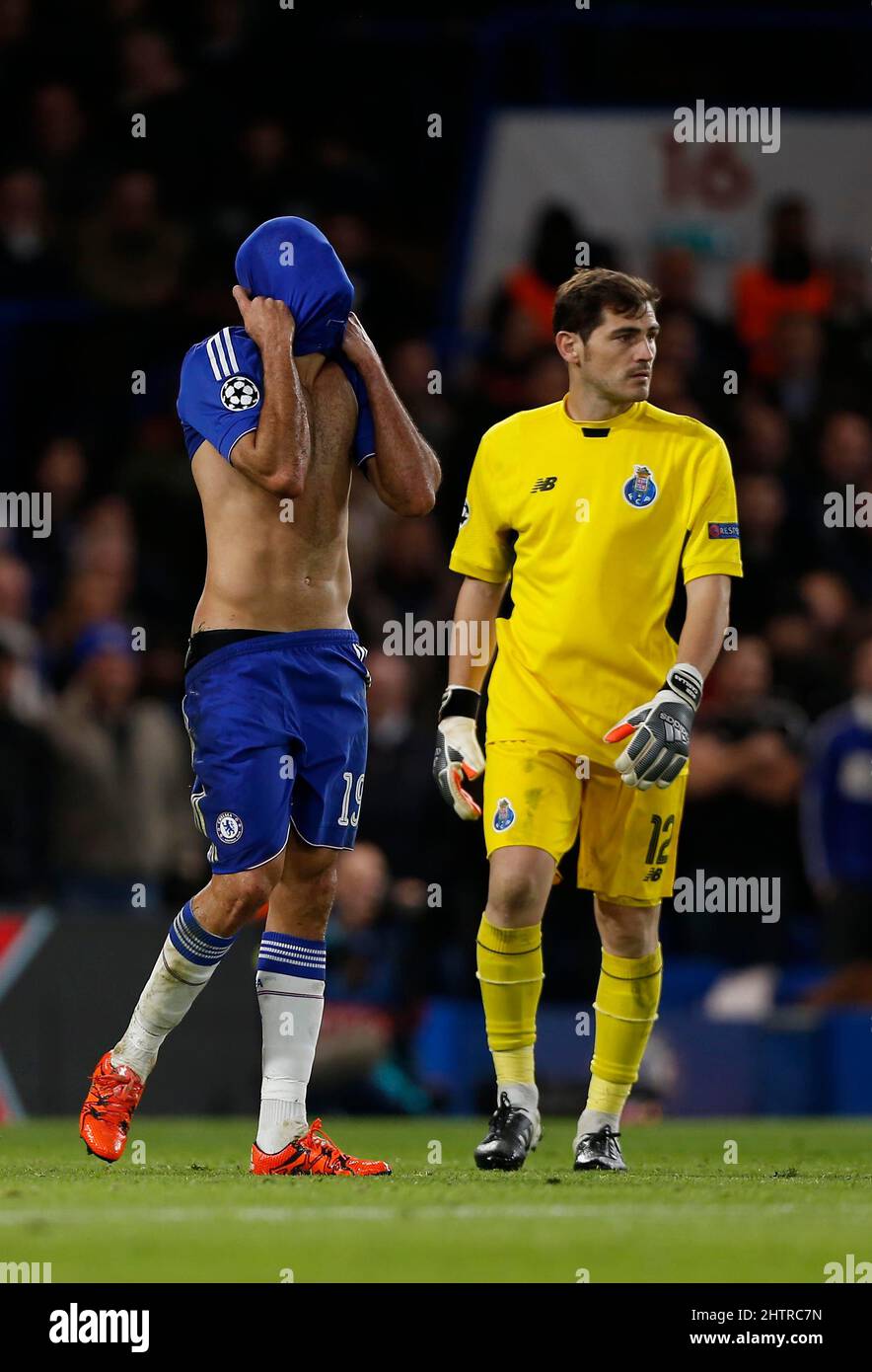 Diego Costa di Chelsea mostra la sua frustrazione dopo aver raggiunto il punteggio più vicino durante la partita della UEFA Champions League tra Chelsea e il FC Porto allo Stamford Bridge di Londra. Dicembre 9, 2015. James Boardman / Telefoto Images +44 7967 642437 Foto Stock