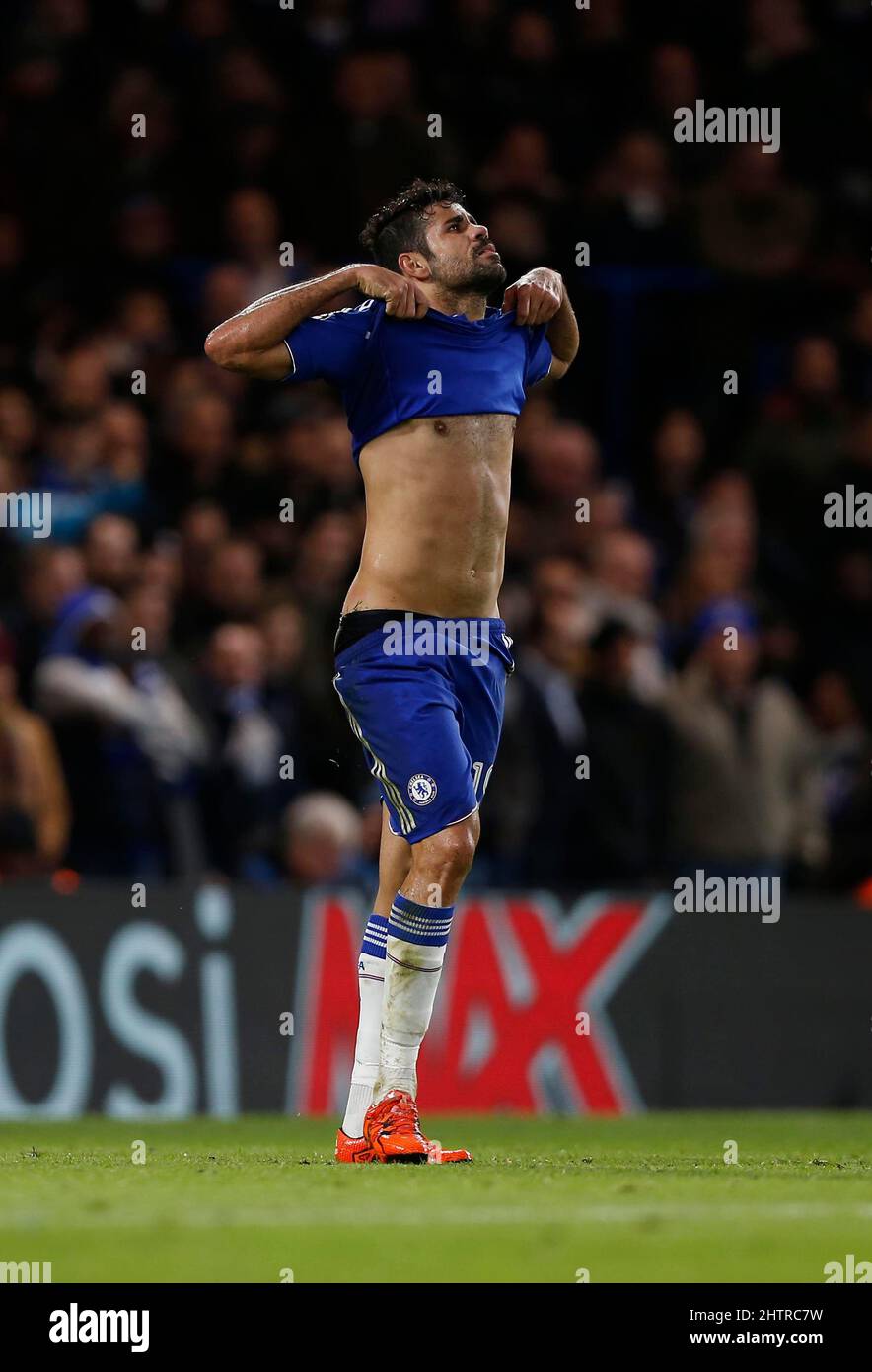 Diego Costa di Chelsea mostra la sua frustrazione dopo aver raggiunto il punteggio più vicino durante la partita della UEFA Champions League tra Chelsea e il FC Porto allo Stamford Bridge di Londra. Dicembre 9, 2015. James Boardman / Telefoto Images +44 7967 642437 Foto Stock