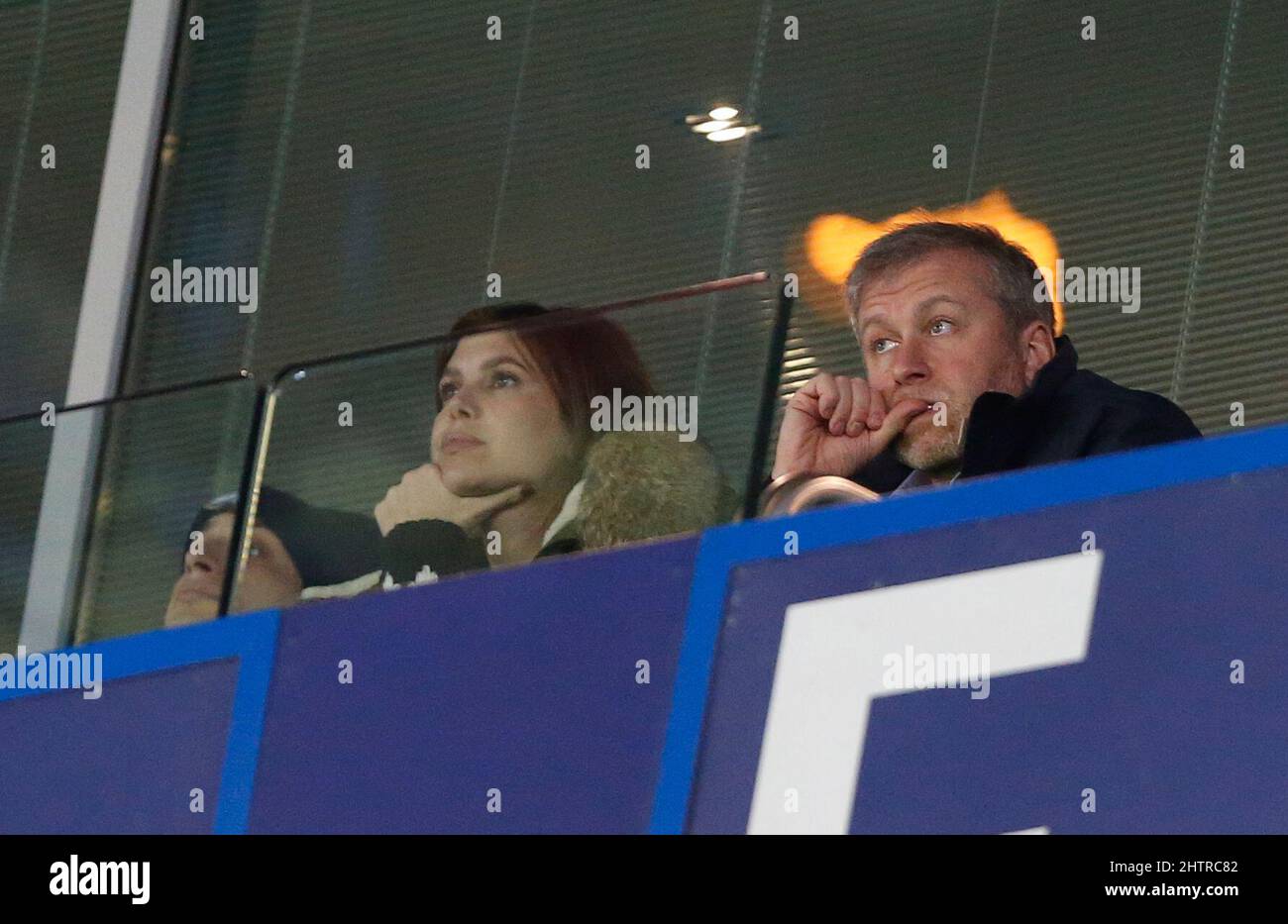 Roman Abramovich, il proprietario di Chelsea, guarda il glum durante la partita della UEFA Champions League tra Chelsea e il FC Porto allo Stamford Bridge di Londra. Dicembre 9, 2015. James Boardman / Telefoto Images +44 7967 642437 Foto Stock