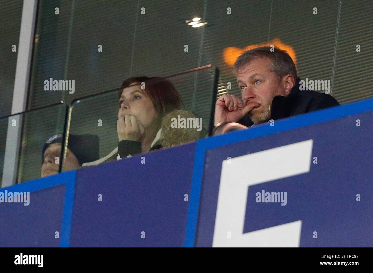 Roman Abramovich, il proprietario di Chelsea, guarda il glum durante la partita della UEFA Champions League tra Chelsea e il FC Porto allo Stamford Bridge di Londra. Dicembre 9, 2015. James Boardman / Telefoto Images +44 7967 642437 Foto Stock