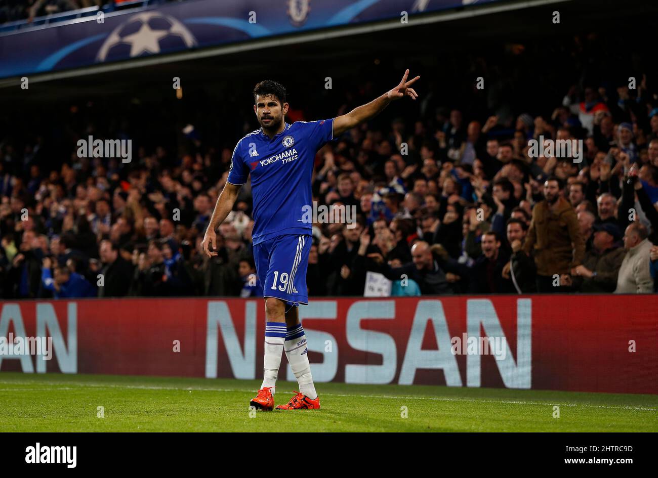Diego Costa di Chelsea festeggia dopo aver fissato il primo gol di Chelsea durante la partita della UEFA Champions League tra Chelsea e il FC Porto allo Stamford Bridge di Londra. Dicembre 9, 2015. James Boardman / Telefoto Images +44 7967 642437 Foto Stock