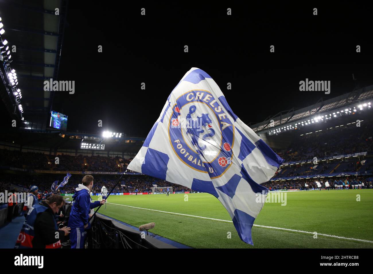 Chelseaflag è sventolato prima della partita della UEFA Champions League tra Chelsea e il FC Porto allo Stamford Bridge di Londra. Dicembre 9, 2015. James Boardman / Telefoto Images +44 7967 642437 Foto Stock
